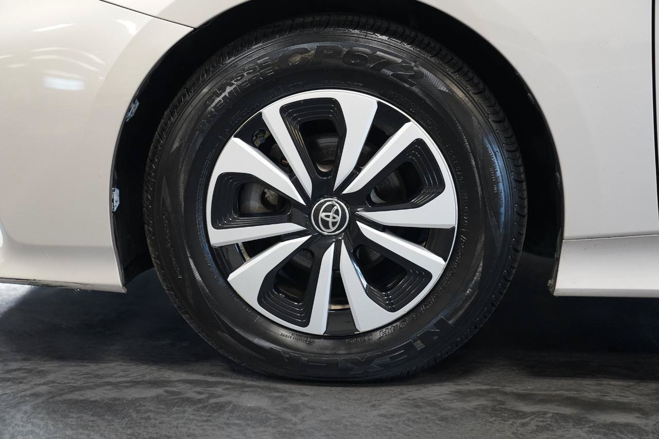 Used 2017 Toyota Prius Prime Premium w/ Carpet Mat Package FWD image 9