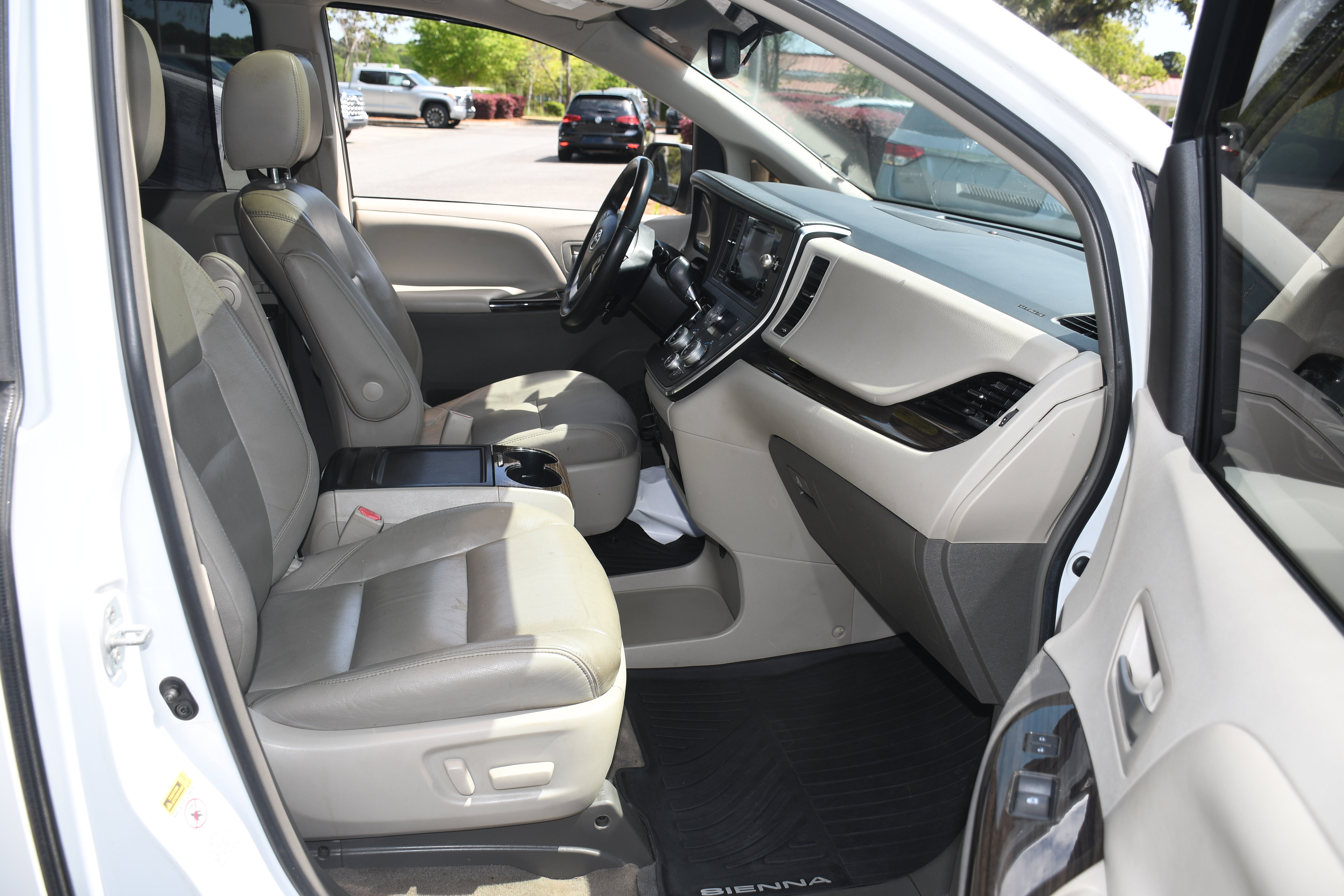 Used 2017 Toyota Sienna XLE w/ XLE Navigation Package FWD image 21