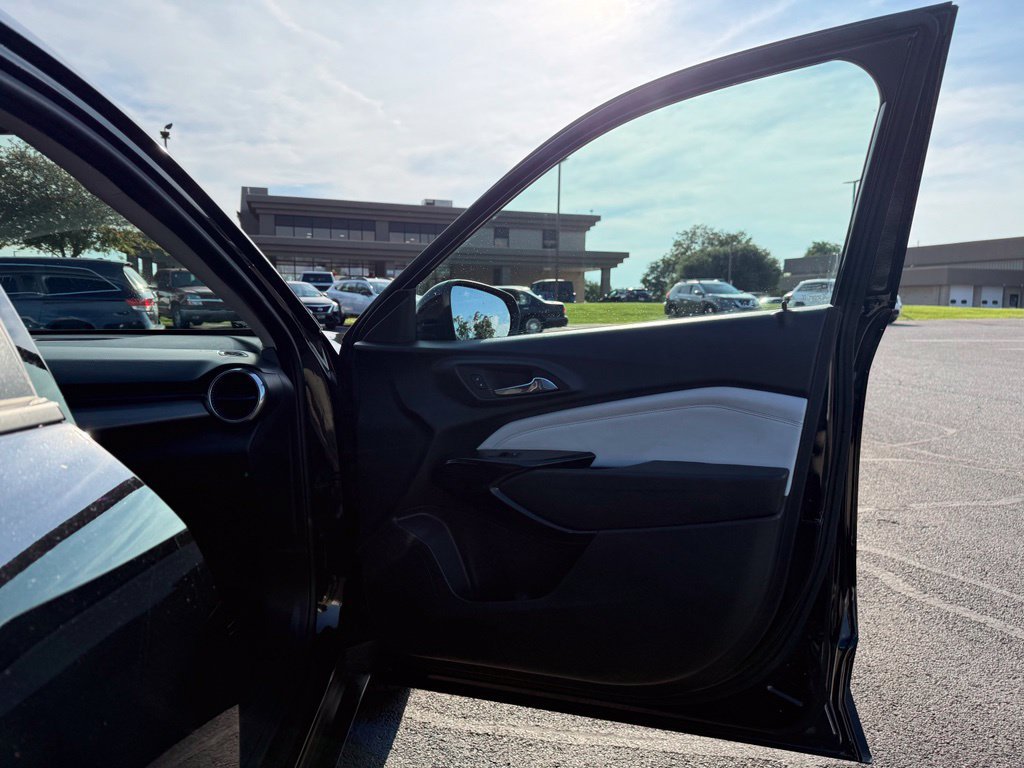 Used 2025 Chevrolet Trax LT FWD image 17