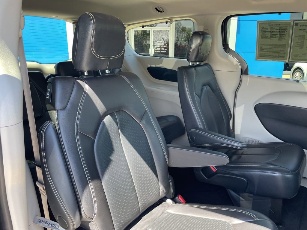 Used 2022 Chrysler Pacifica Touring-L FWD image 32