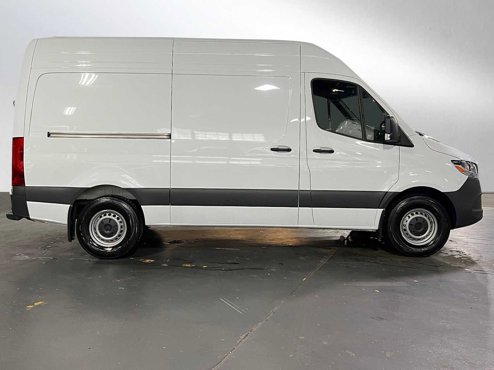 Used 2025 Mercedes-Benz Sprinter 2500 image 2