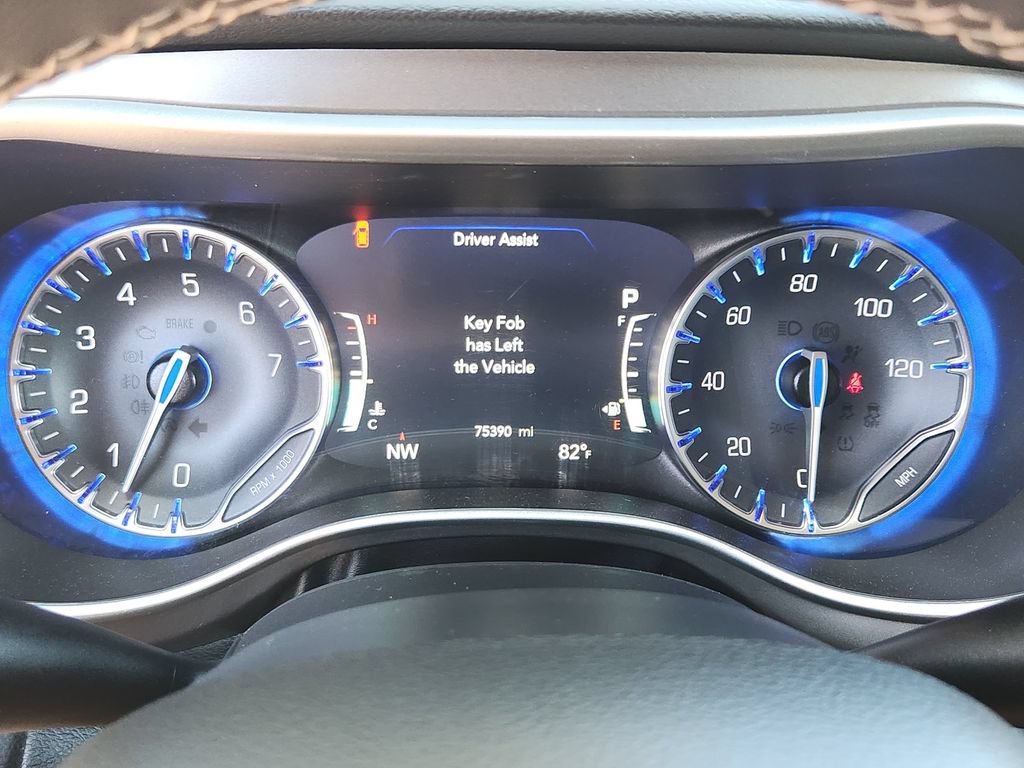 Used 2023 Chrysler Pacifica Touring-L FWD image 7