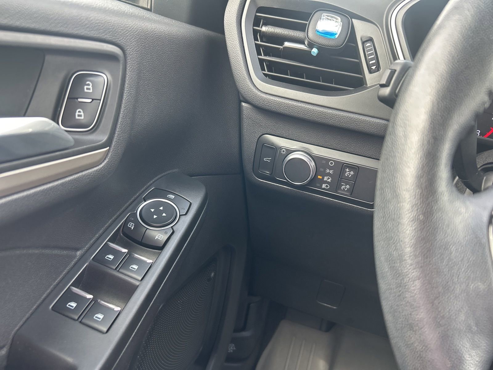 Used 2021 Ford Escape SE w/ SE Sport Appearance Package image 14