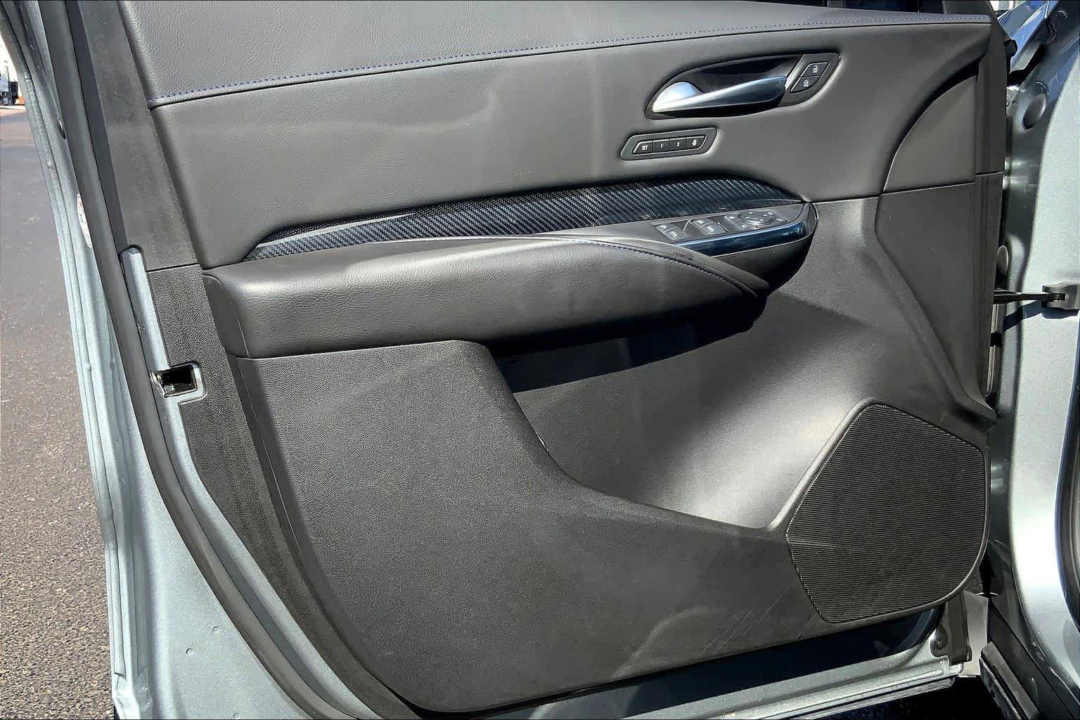 Used 2025 Cadillac XT4 Sport w/ LPO, Onyx Lite Package FWD image 22