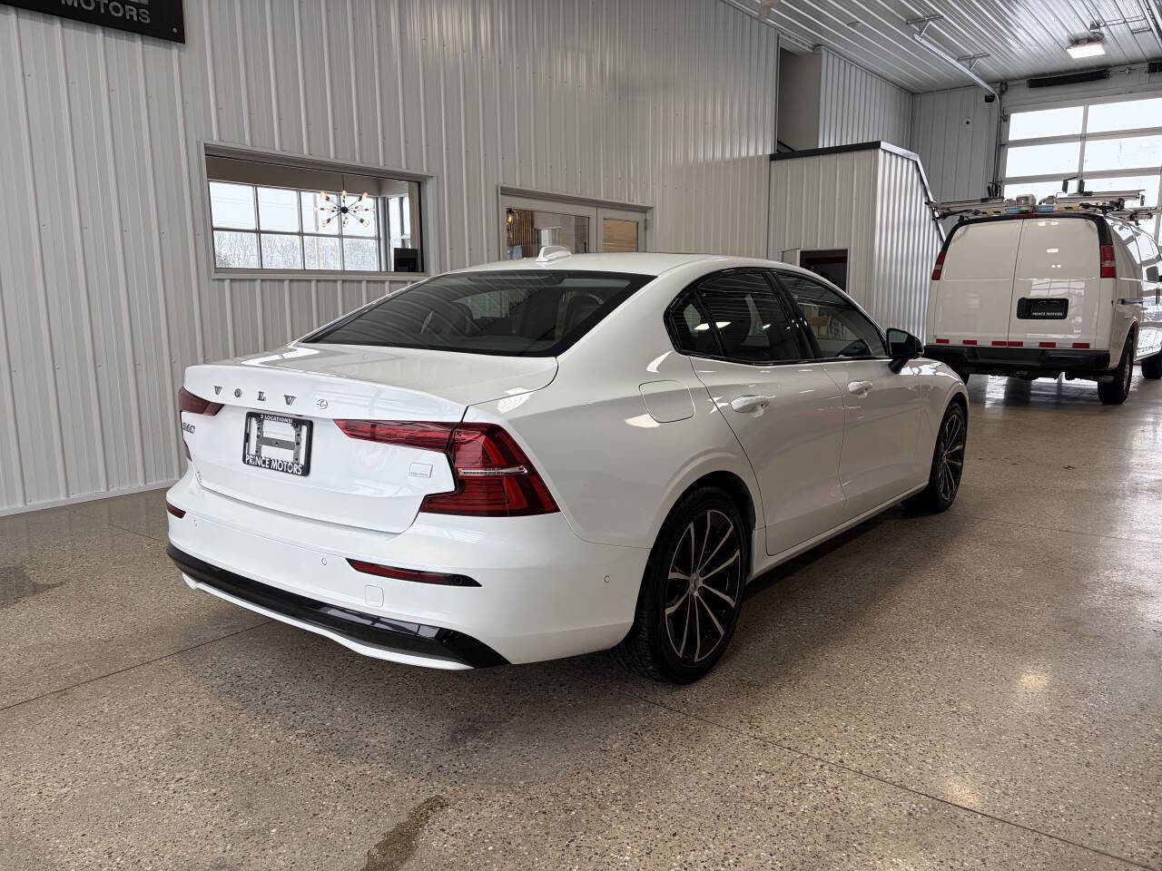 Used 2023 Volvo S60 T8 Plus image 4