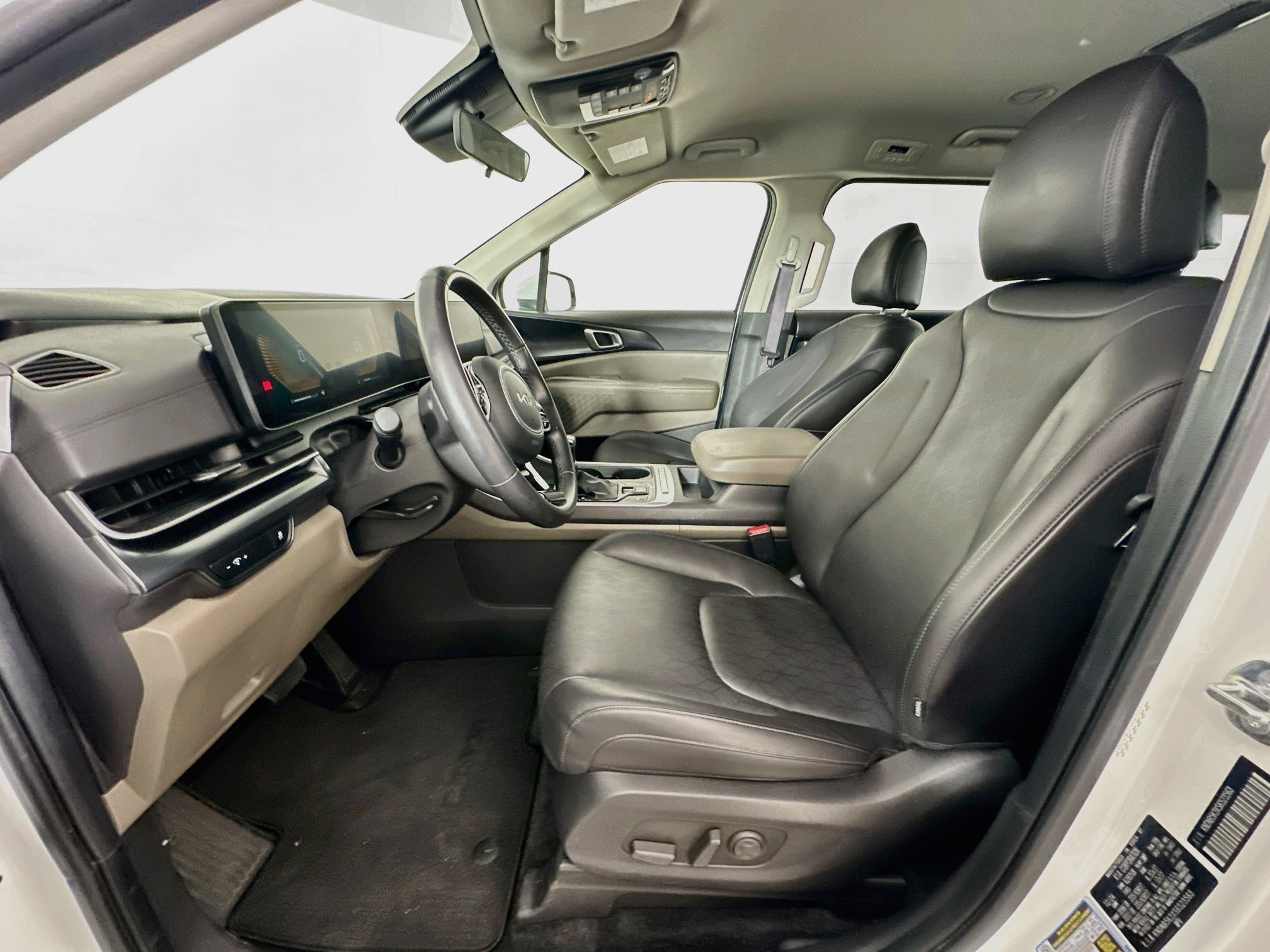 Used 2025 Kia Carnival FWD image 13