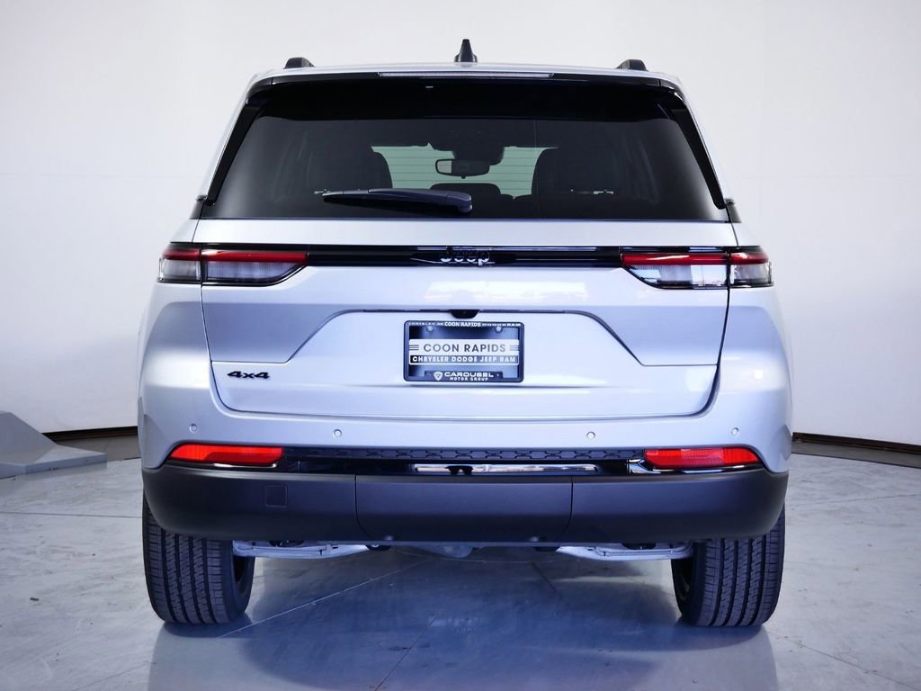 Used 2024 Jeep Grand Cherokee Altitude image 12