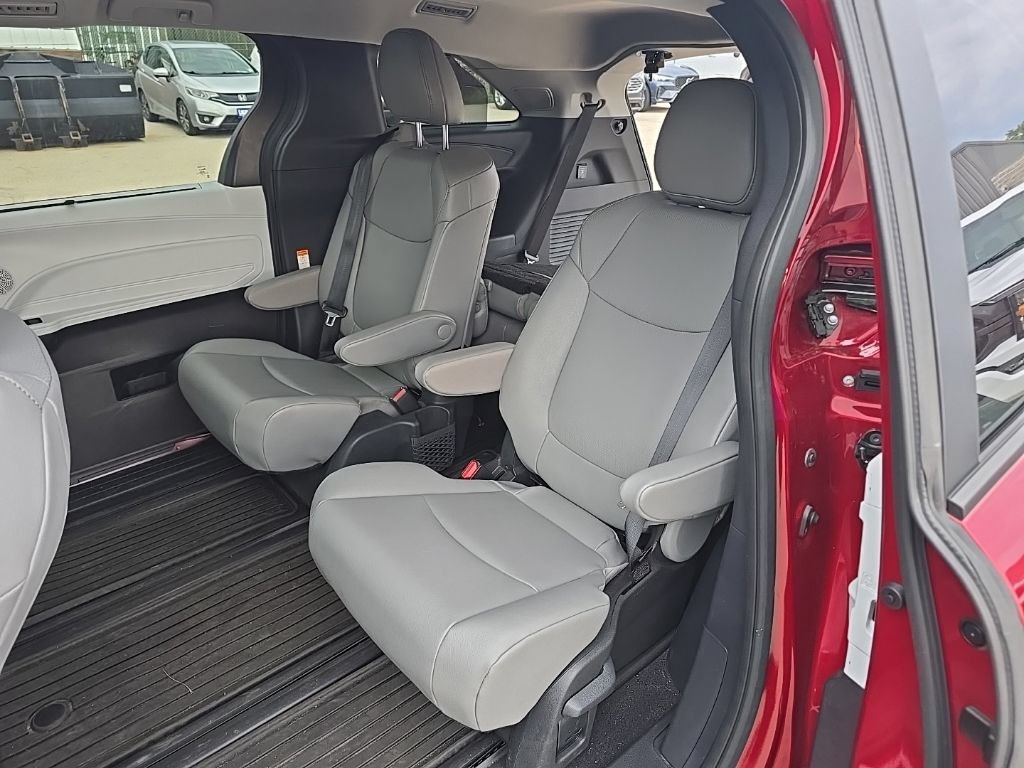 Used 2026 Toyota Sienna XLE AWD/4WD image 16