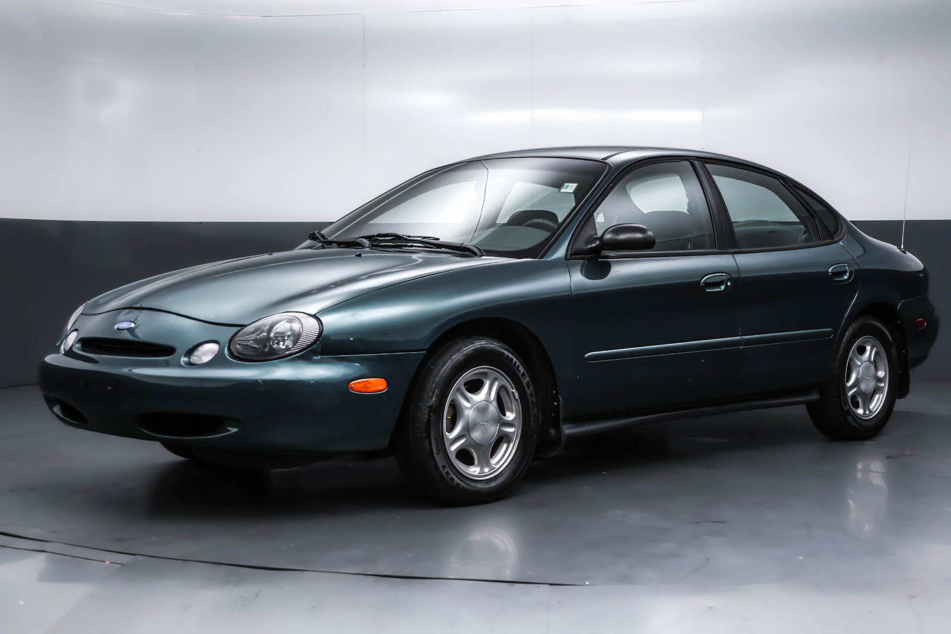 Used 1997 Ford Taurus GL FWD image 1