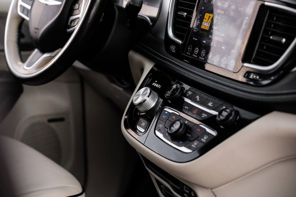 Used 2019 Chrysler Pacifica Limited w/ Advanced Safetytec Group image 23