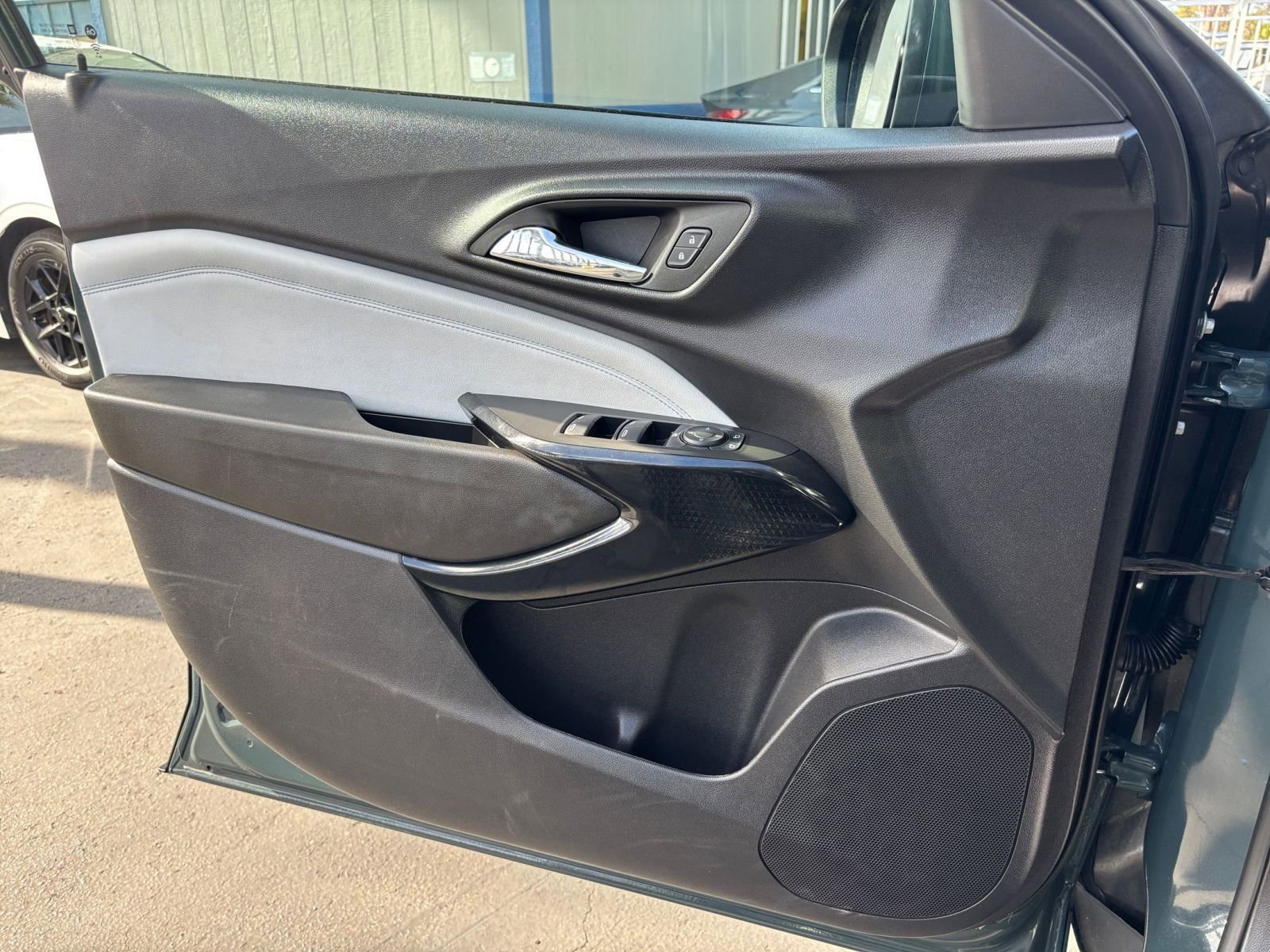 Used 2025 Chevrolet Trax LT FWD image 18