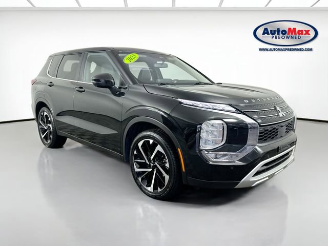 Used 2023 Mitsubishi Outlander SE image 1