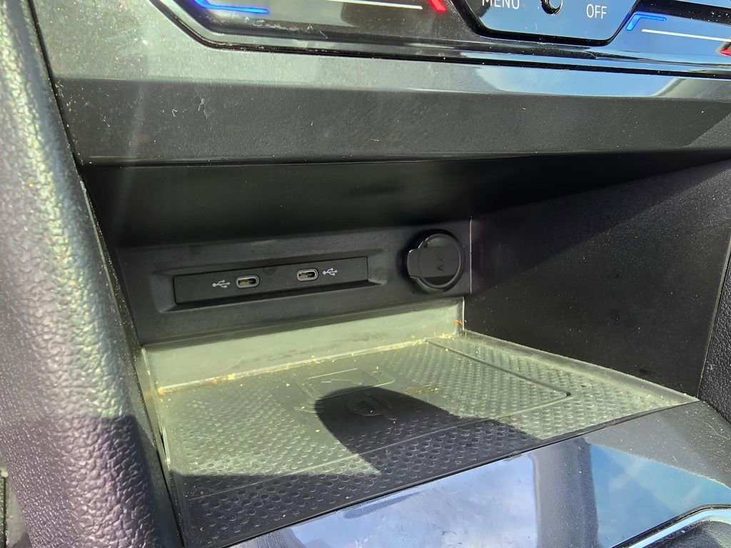 Used 2022 Volkswagen Tiguan SE w/ Panoramic Sunroof Package image 16