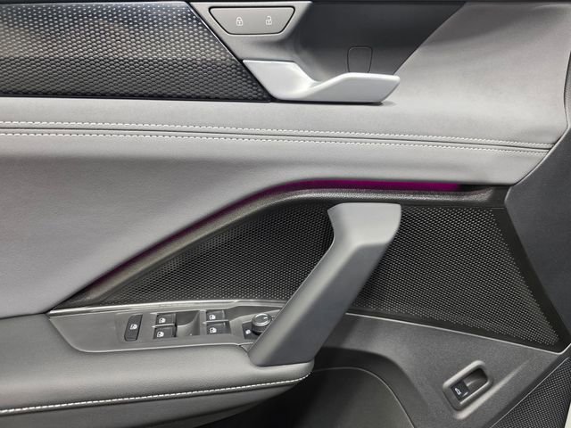 Certified 2025 Volkswagen Tiguan SE R-Line image 12