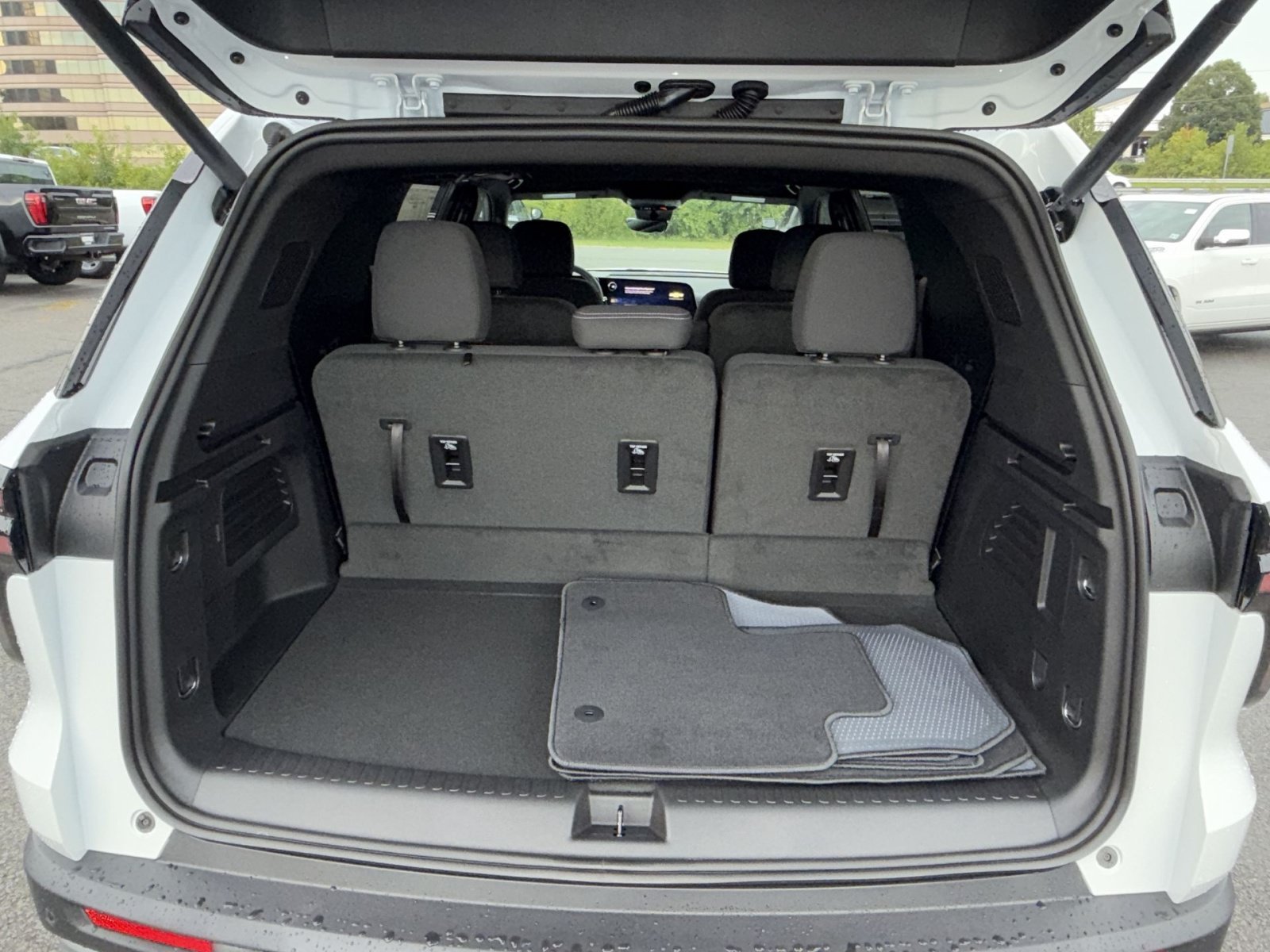 New 2027 Chevrolet Traverse LT w/ Driver Confidence Package FWD image 26