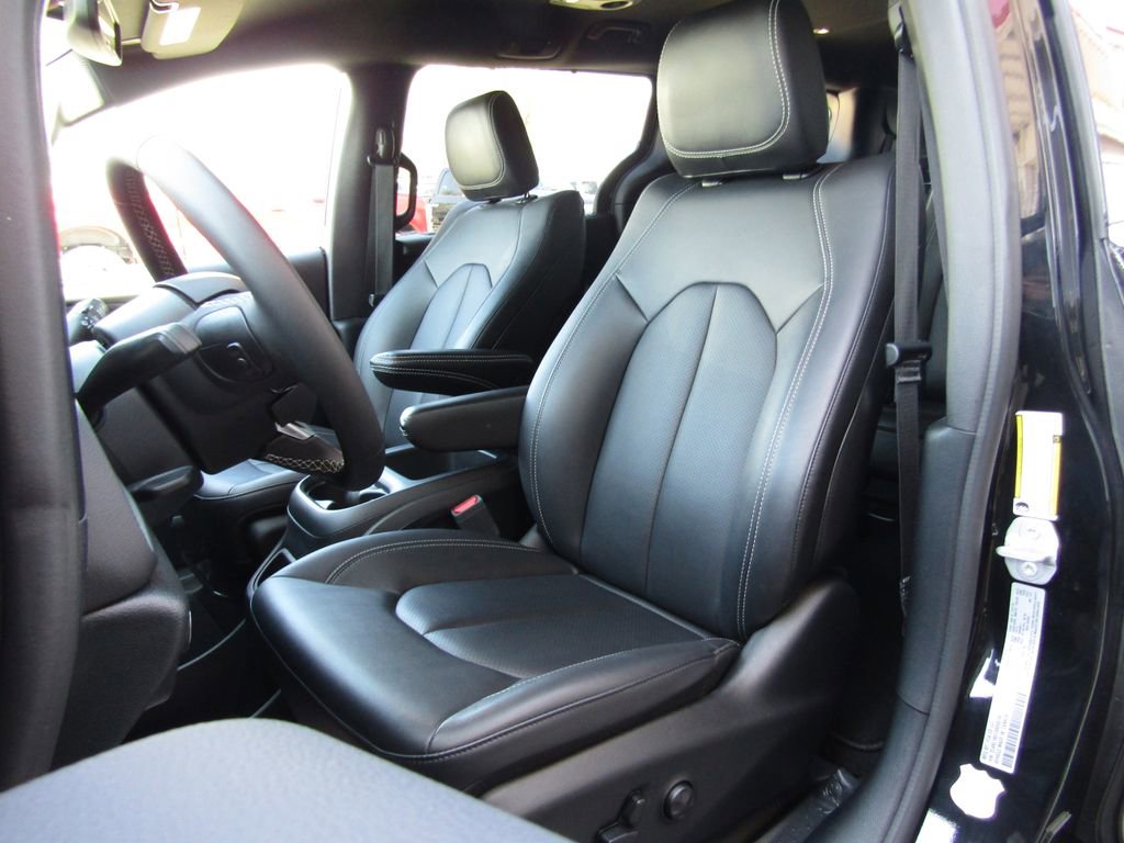 Used 2025 Chrysler Pacifica Select FWD image 23