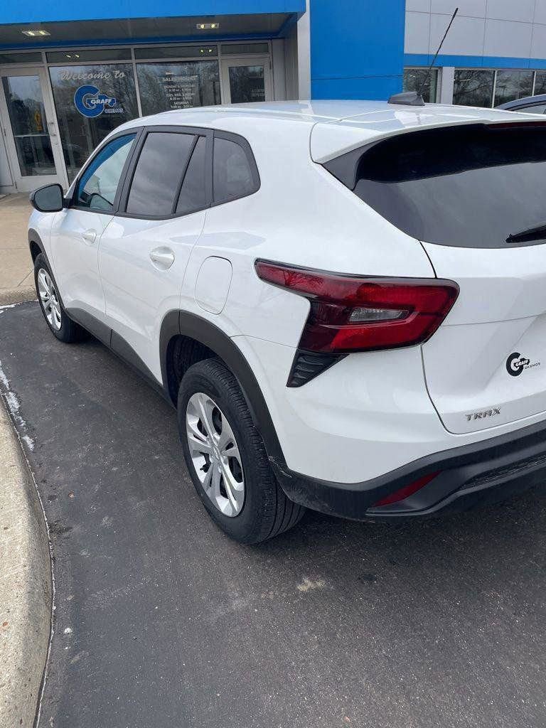 Used 2024 Chevrolet Trax LS image 2