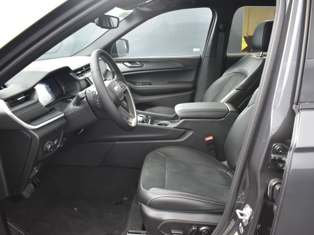 Used 2025 Jeep Grand Cherokee L Altitude image 18