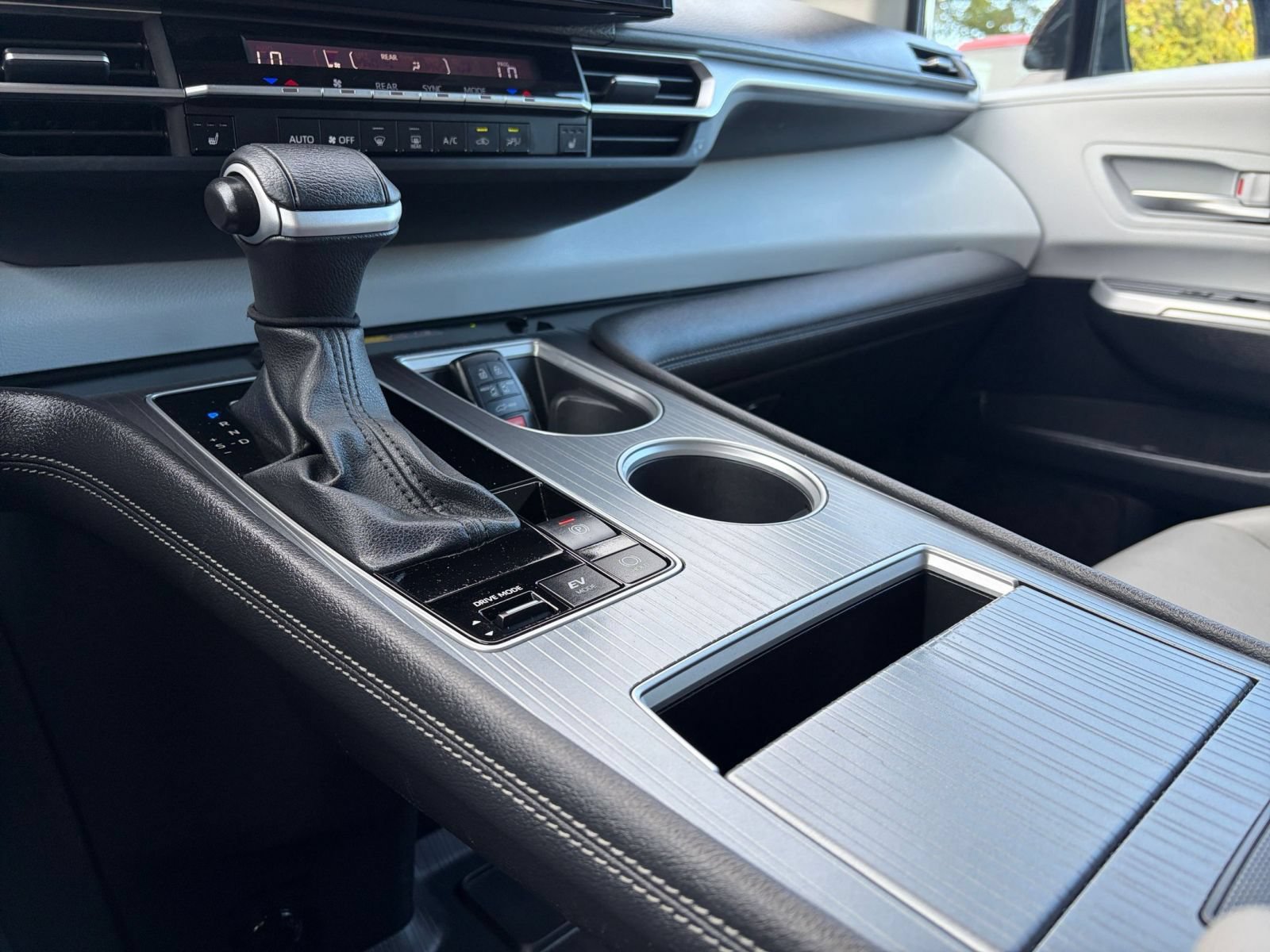 Used 2025 Toyota Sienna XLE FWD image 43