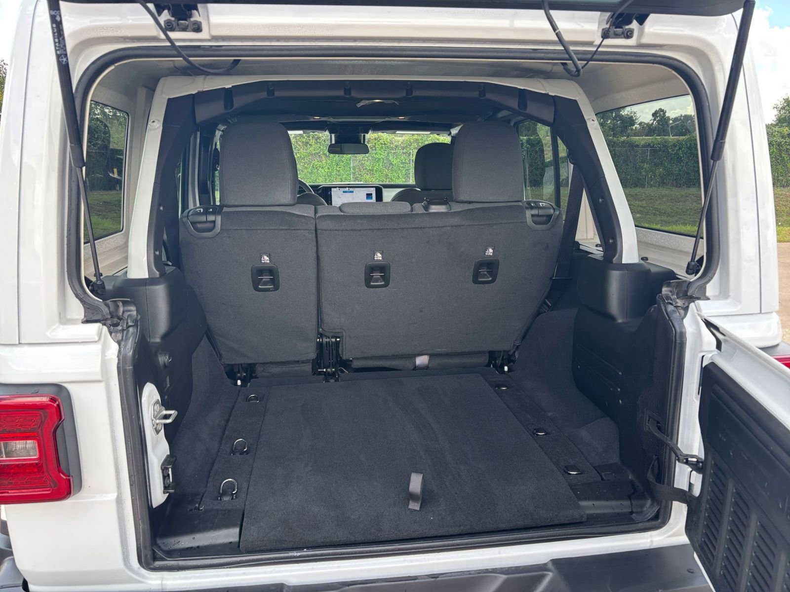 Used 2025 Jeep Wrangler Sahara image 29