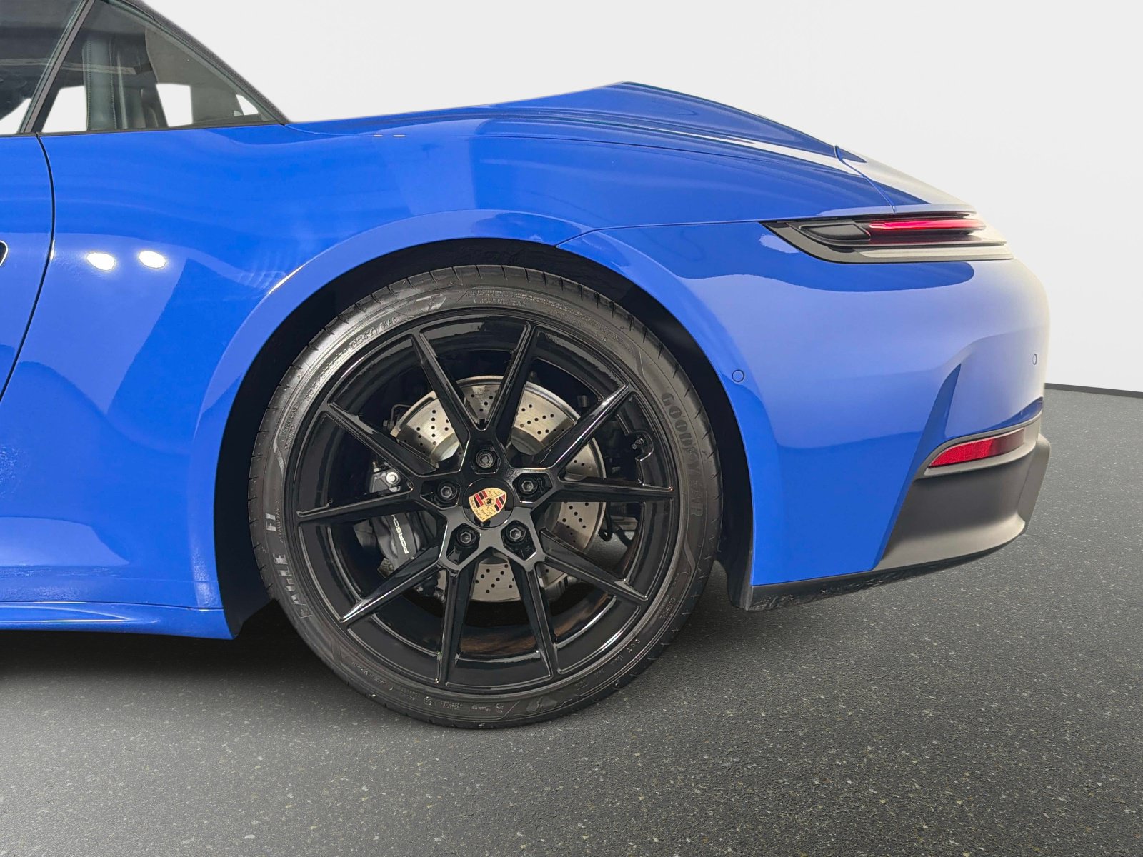 Used 2025 Porsche 911 Carrera RWD image 15