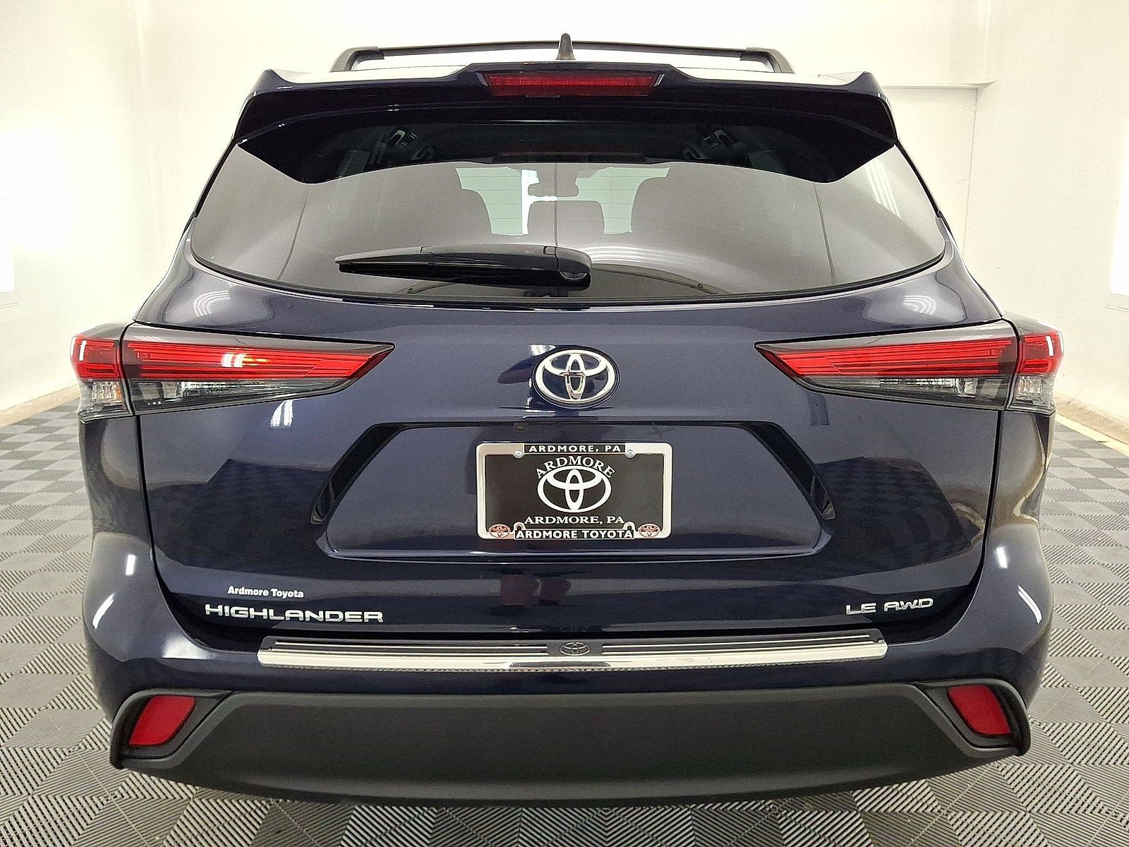 Used 2022 Toyota Highlander LE AWD/4WD image 14