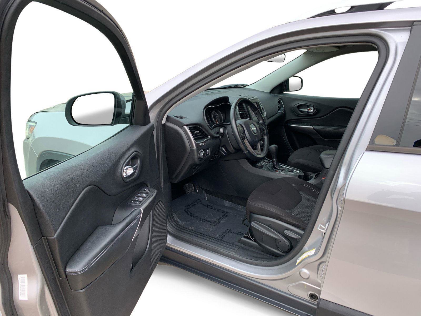 Used 2020 Jeep Cherokee Latitude w/ Cold Weather Group image 2