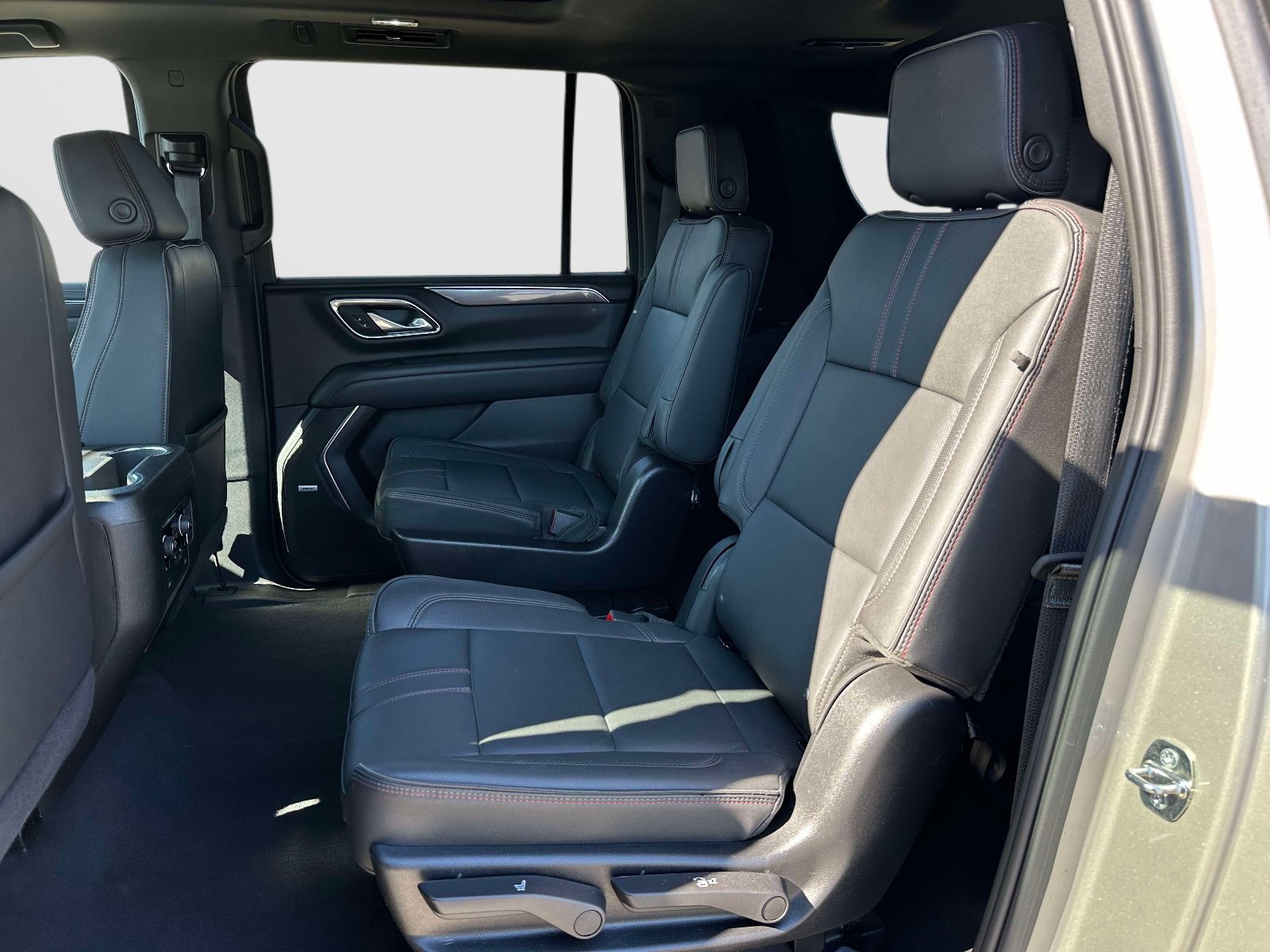 Used 2024 Chevrolet Suburban RST w/ Luxury Package AWD/4WD image 13