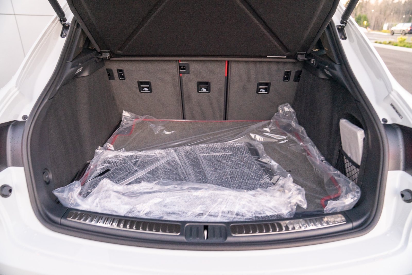 Certified 2026 Porsche Macan Turbo AWD/4WD image 28