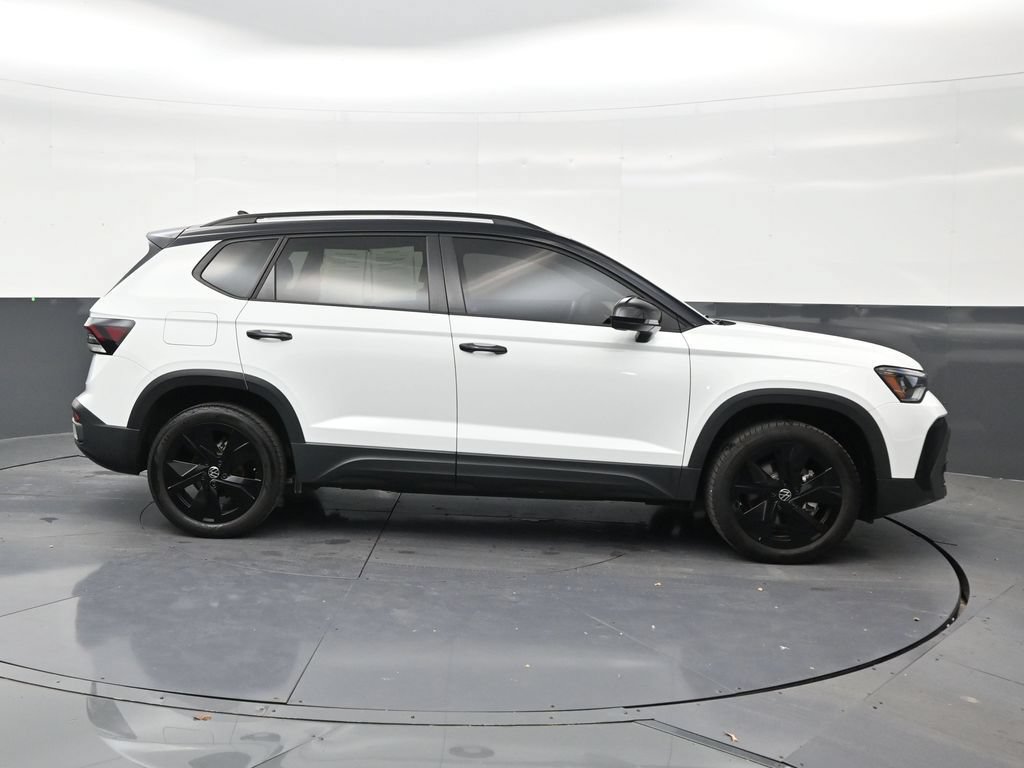 Used 2025 Volkswagen Taos SE FWD image 6