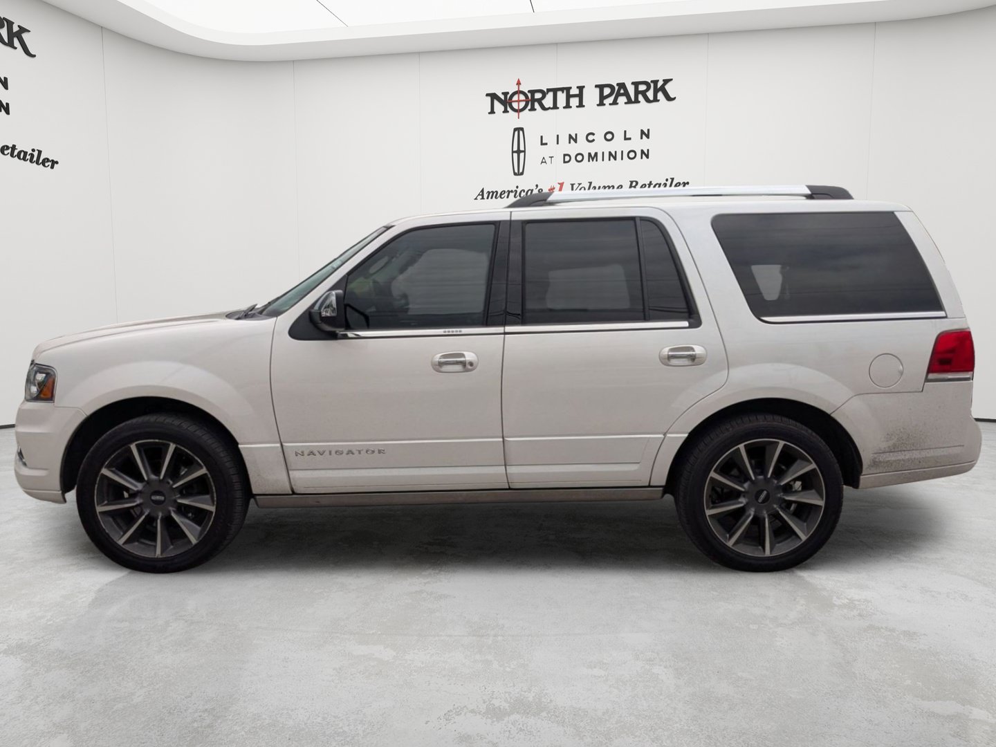 Used 2017 Lincoln Navigator Reserve RWD image 6
