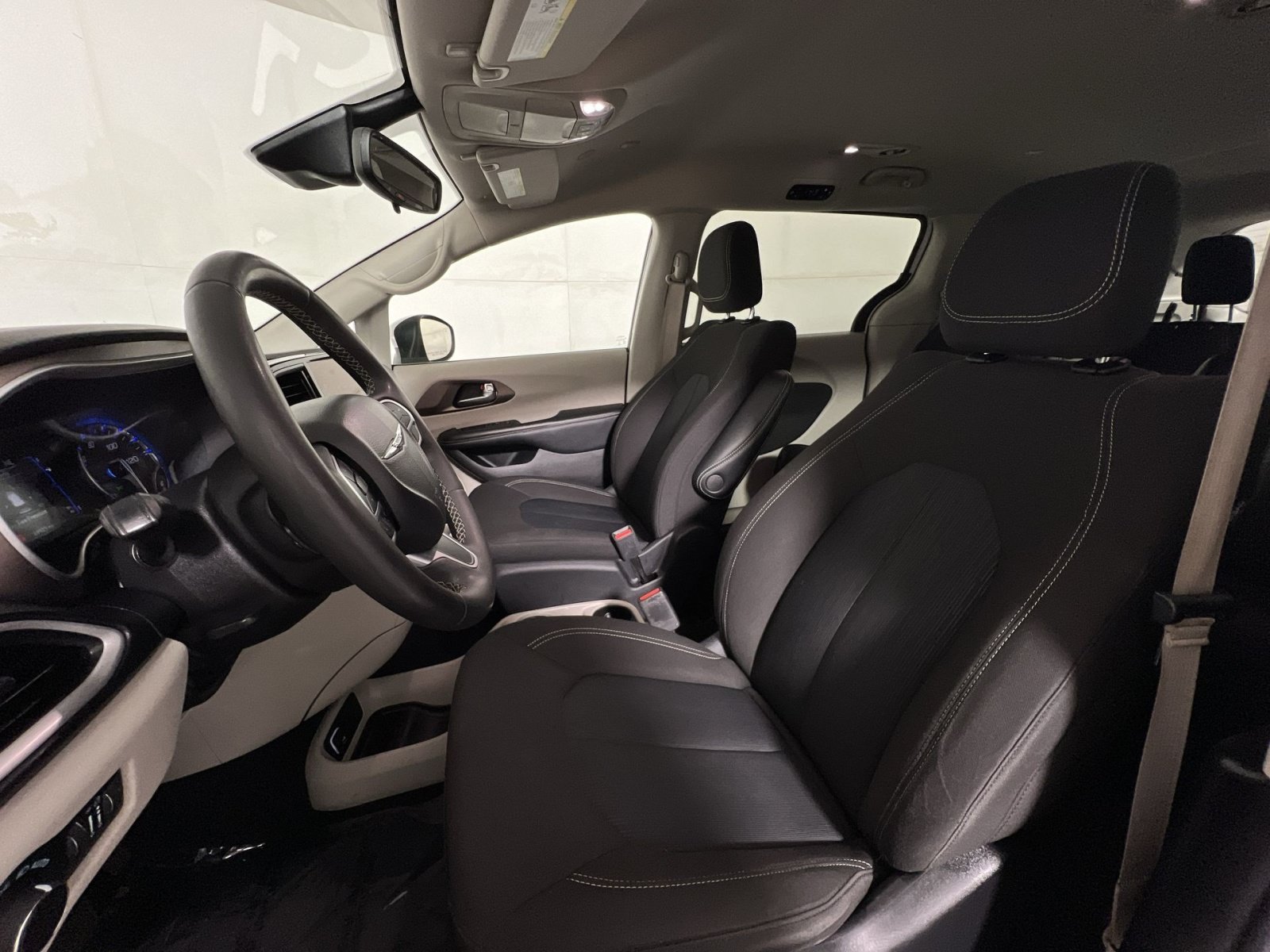 Used 2022 Chrysler Voyager LX FWD image 13