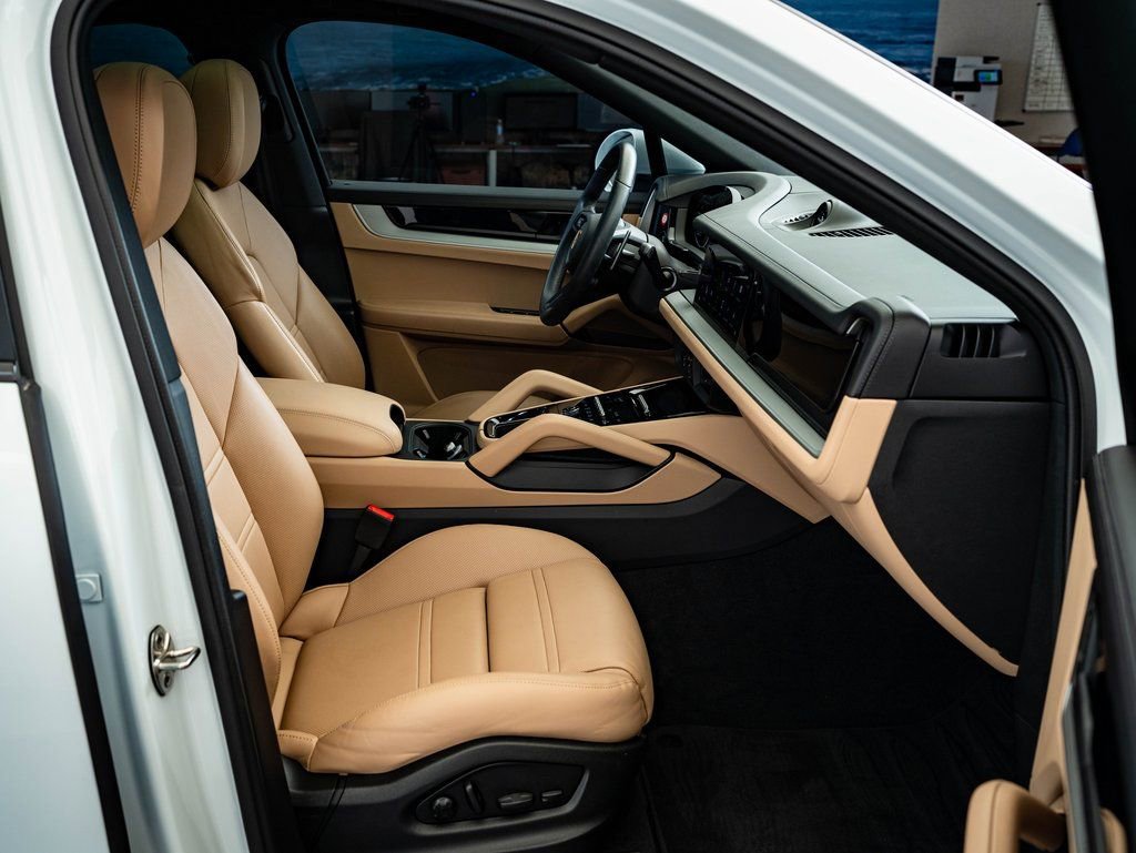 Certified 2024 Porsche Cayenne Coupe AWD/4WD image 23