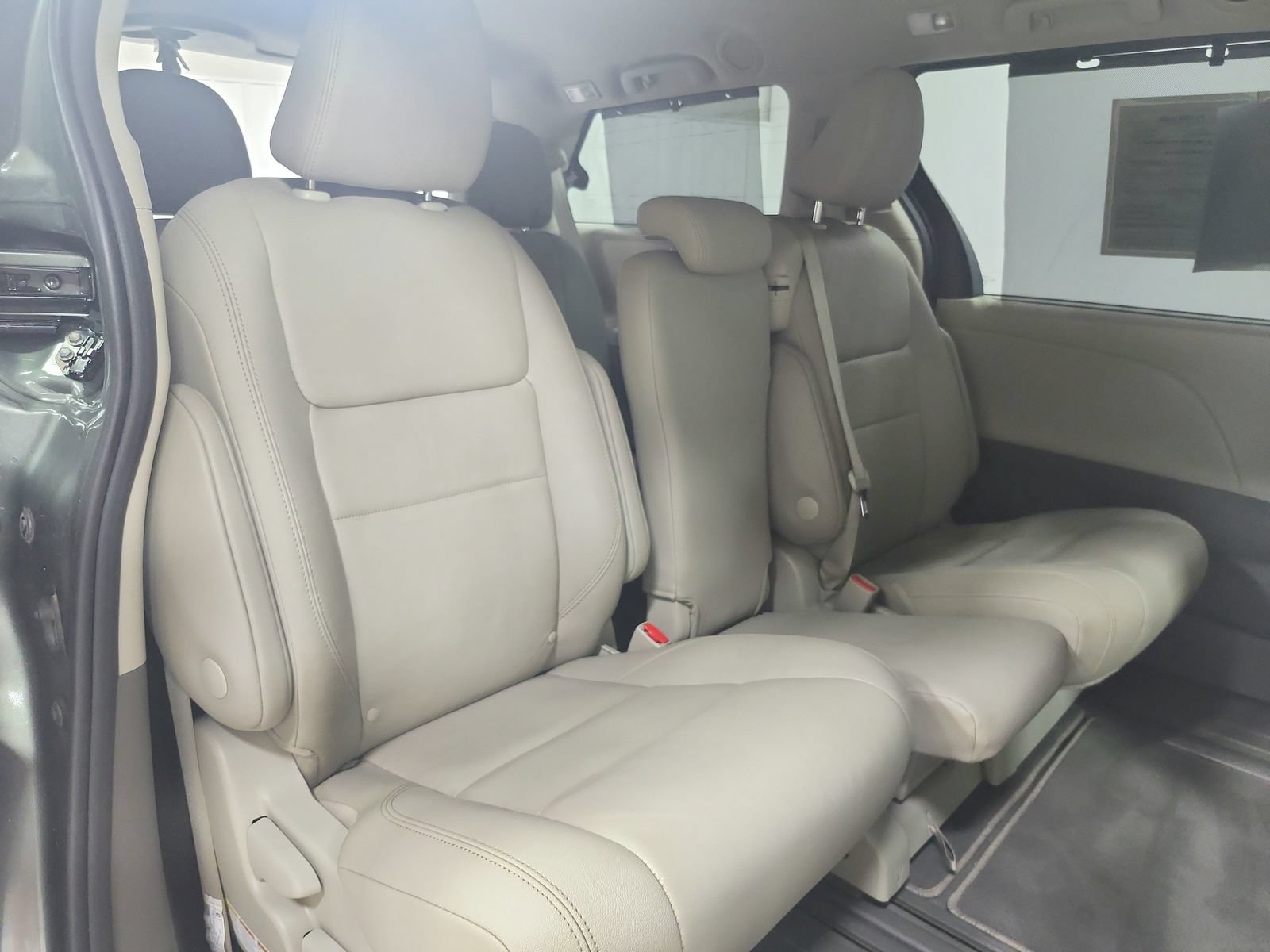 Used 2020 Toyota Sienna XLE Premium FWD image 45