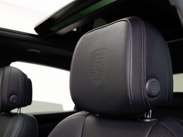 Certified 2025 Porsche Macan AWD/4WD image 12