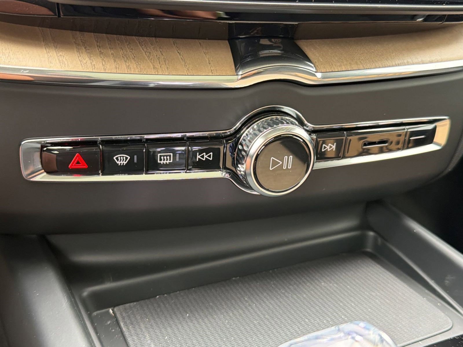 New 2026 Volvo XC60 T8 Plus w/ Climate Package AWD/4WD image 18