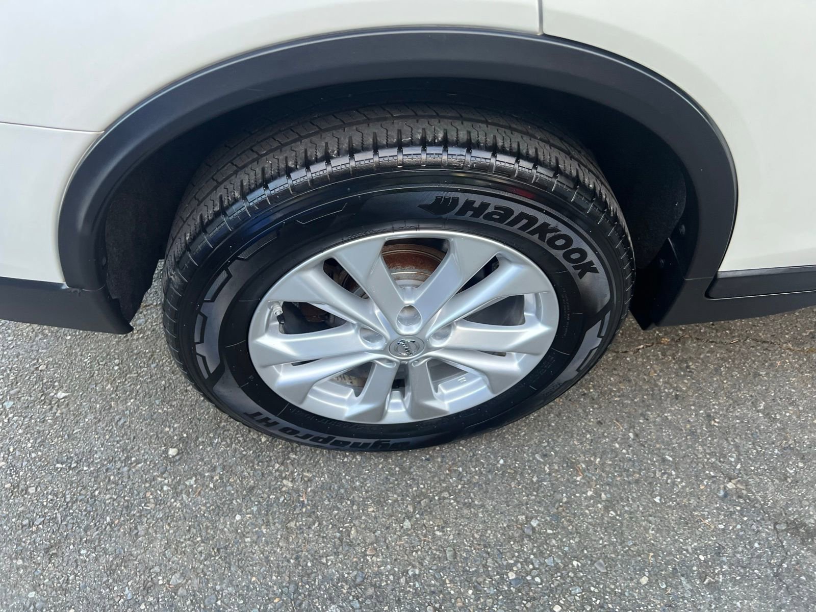 Used 2015 Nissan Rogue SV w/ SV Moonroof Package image 16