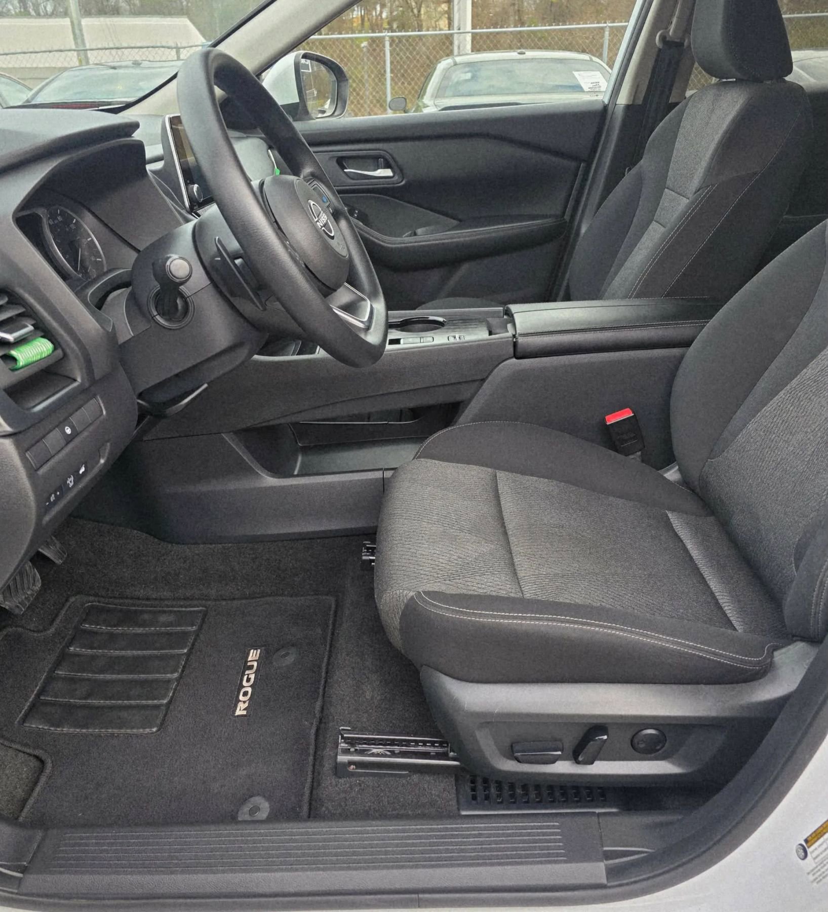 Used 2024 Nissan Rogue SV image 9