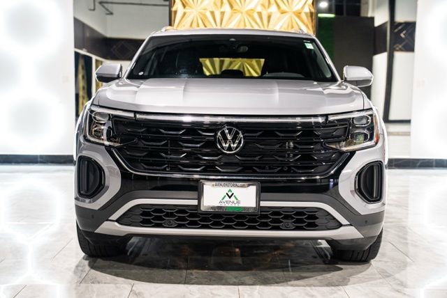 Used 2025 Volkswagen Atlas Cross Sport SE AWD/4WD image 2