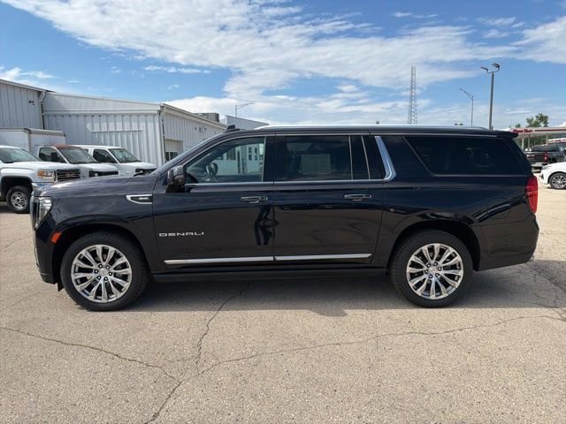 Used 2023 GMC Yukon XL Denali w/ Denali Reserve Package AWD/4WD image 3