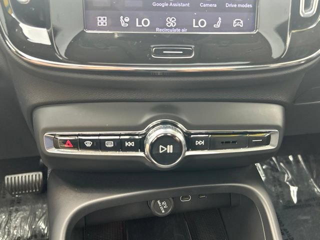 Certified 2025 Volvo XC40 B5 Core AWD/4WD image 27