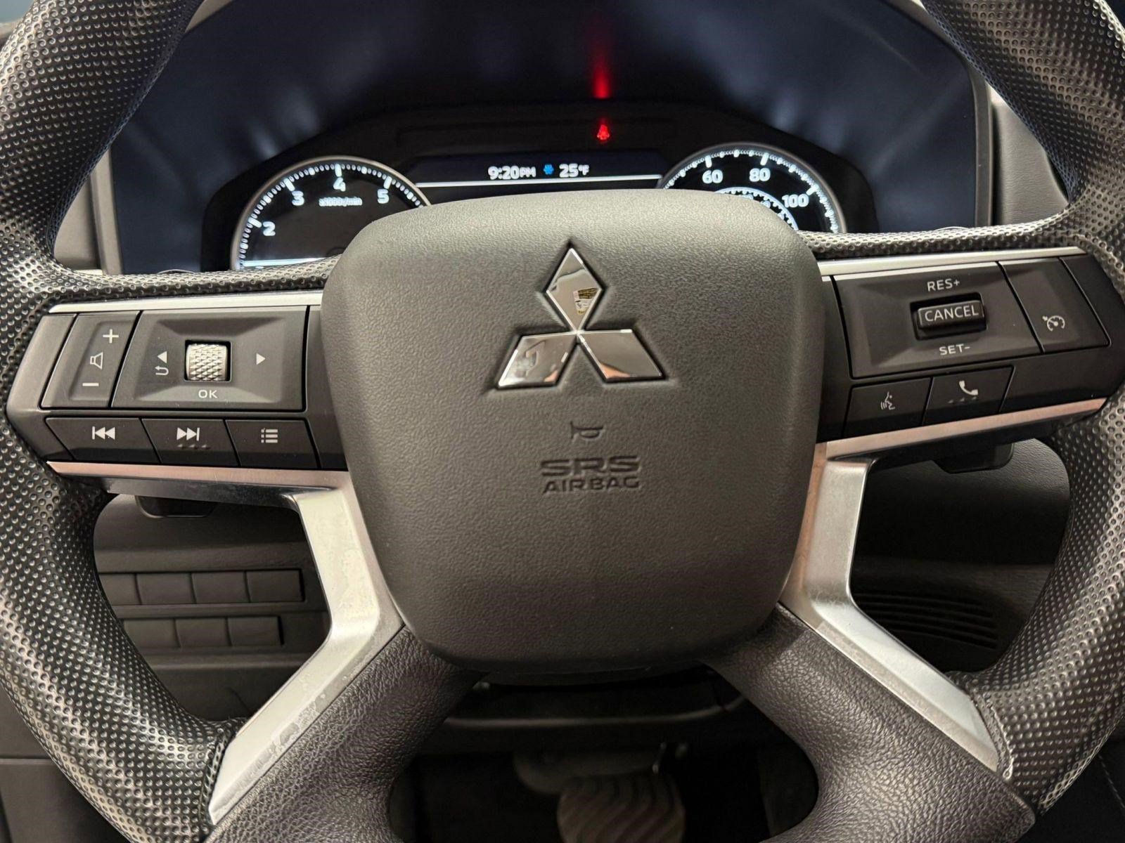 Used 2025 Mitsubishi Outlander ES image 12