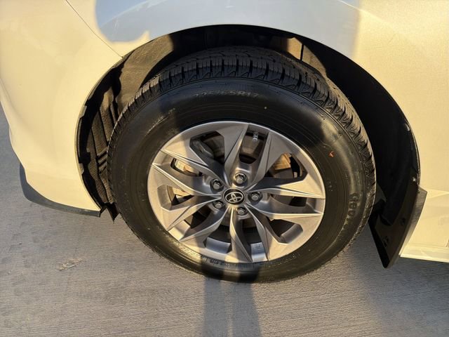 Used 2021 Toyota Sienna XLE w/ XLE Plus Package image 32