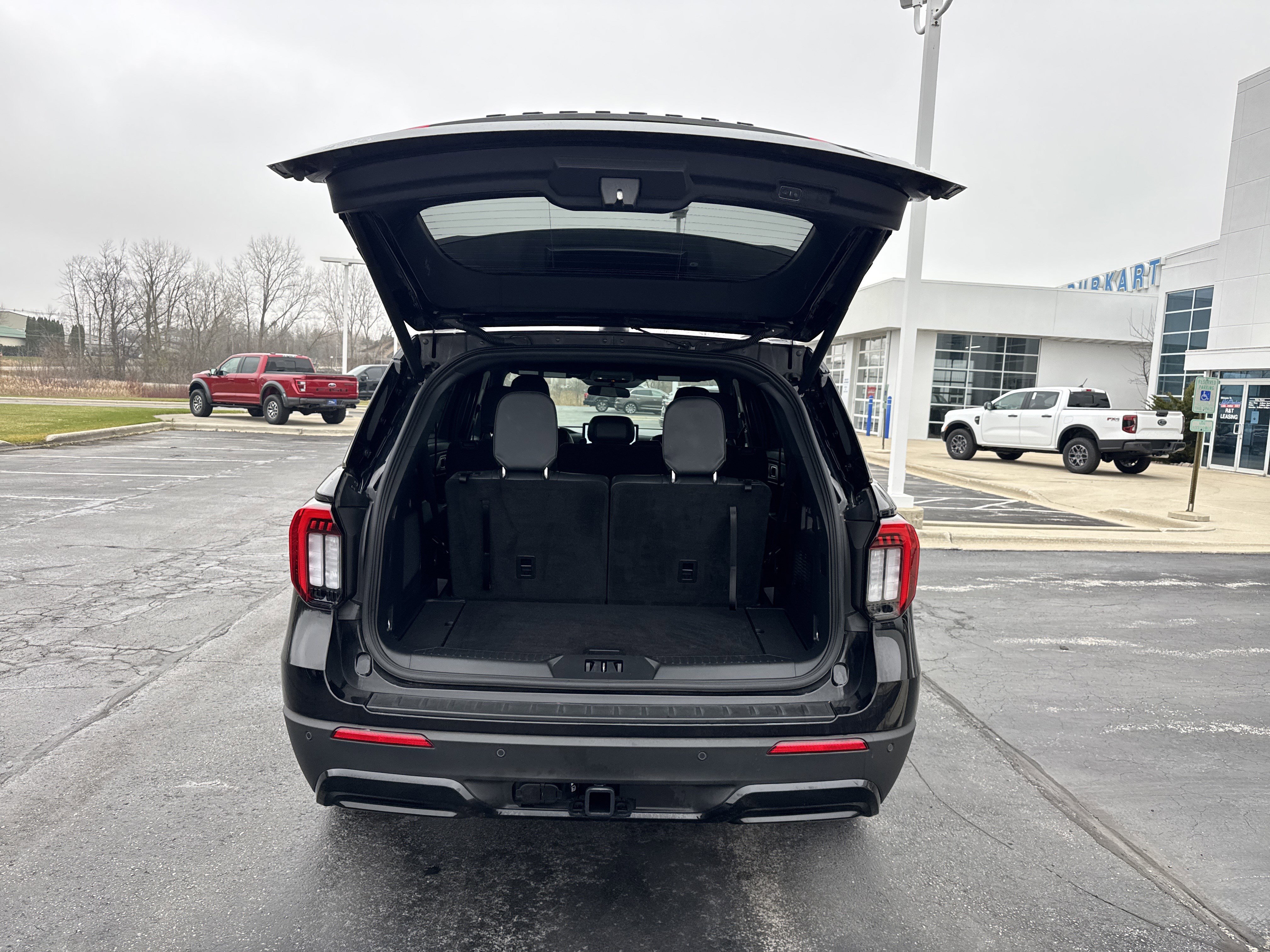 Used 2025 Ford Explorer ST-Line w/ ST-Line Street Pack image 16