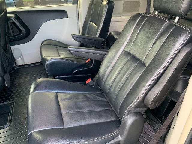 Used 2015 Chrysler Town & Country Touring FWD image 18