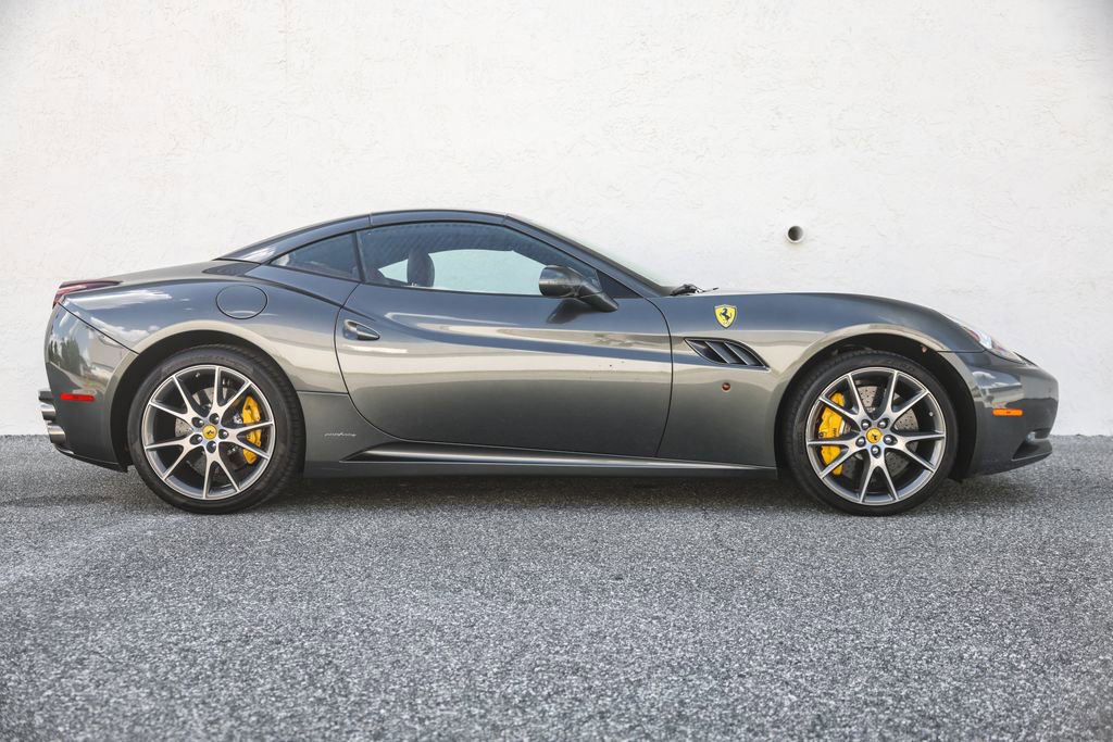 Used 2010 Ferrari California RWD image 23