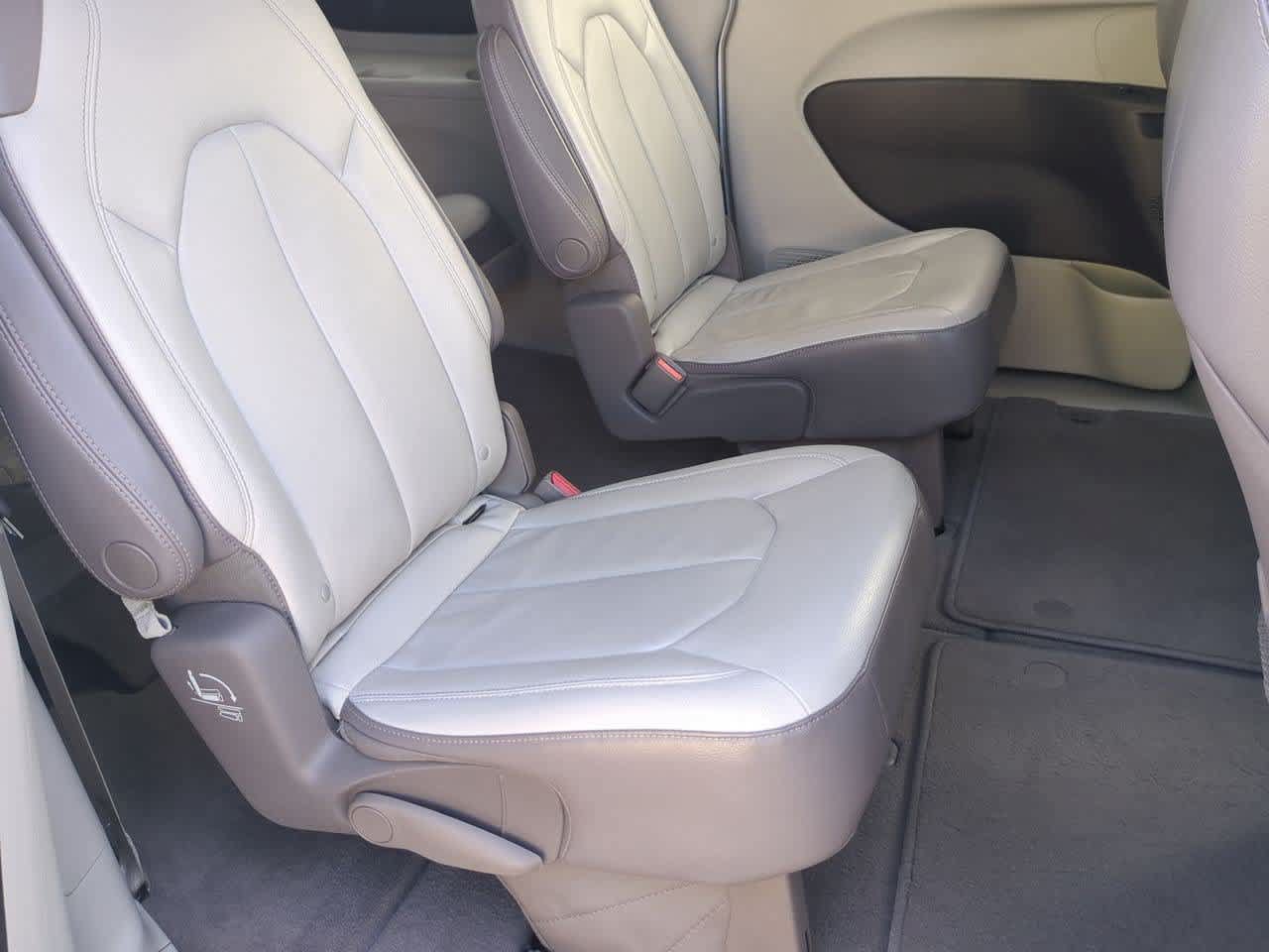 Used 2017 Chrysler Pacifica Touring-L FWD image 19