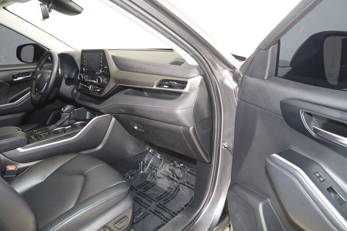 Used 2022 Toyota Highlander XLE FWD image 41