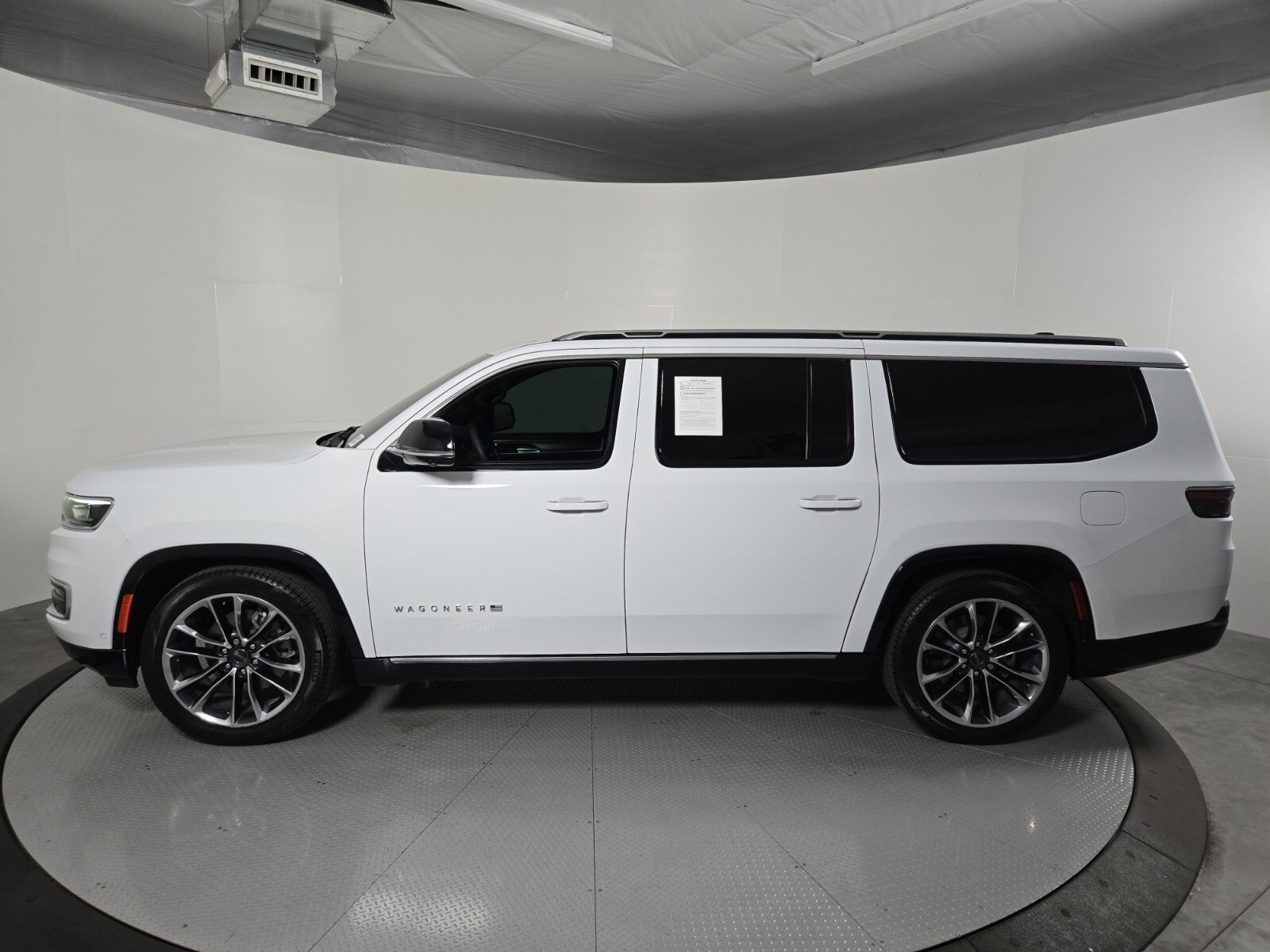 Used 2024 Jeep Wagoneer L Series III w/ Premium Group I image 7