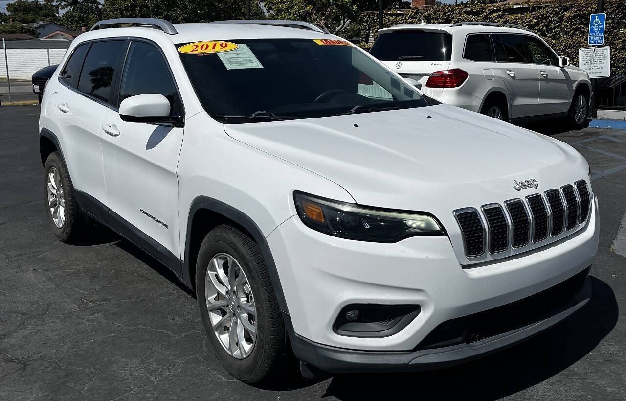 Used 2019 Jeep Cherokee Latitude w/ Popular Appearance Group FWD image 4